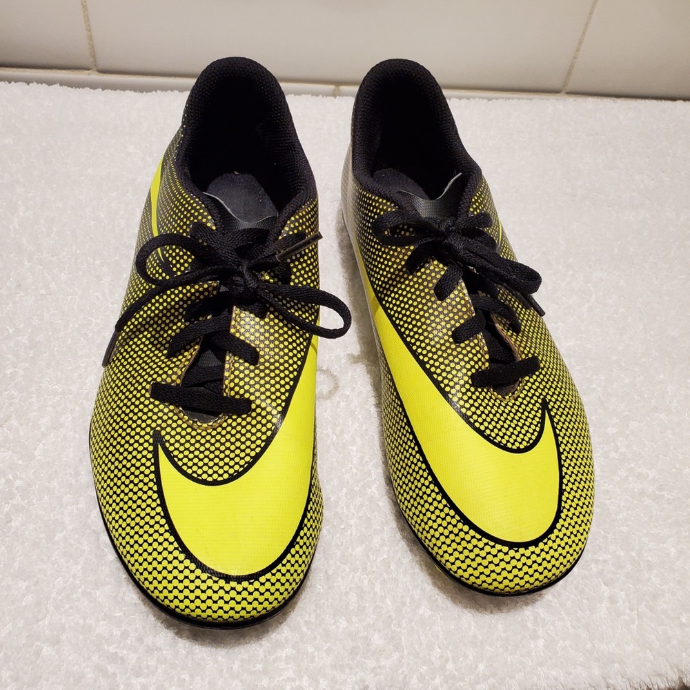 NIKE Boys BRAVATA II FG Soccer Cleats Low Top Lace - Picture 1 of 4